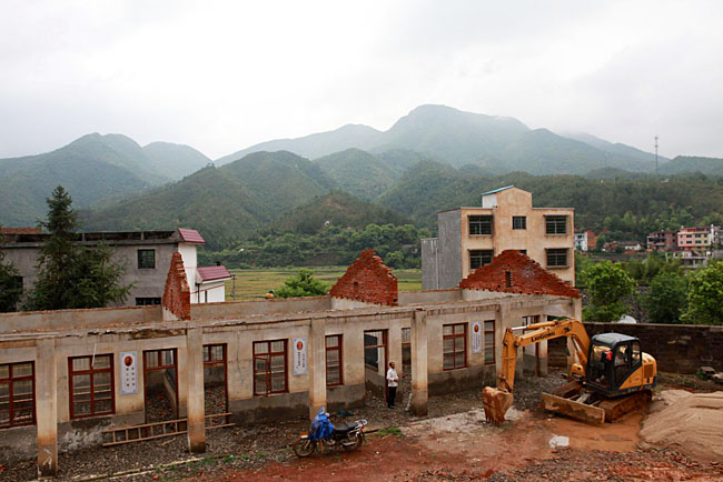 正在拆建新的教學(xué)住宿大樓