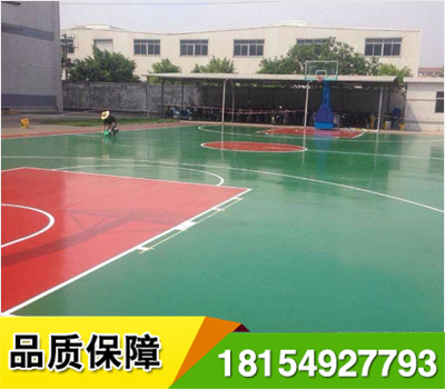 新疆硅PU球場是一種符合人體工學(xué)原理并滿足運(yùn)動(dòng)物理特性需要，具備上硬下彈結(jié)構(gòu)特征并能直接在水泥或?yàn)r青基礎(chǔ)上施工的健康型*彈性合成球場面層材料系統(tǒng).