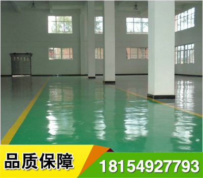 環(huán)氧樹脂砂漿地坪漆施工注意事項 1、環(huán)境溫度為25℃時，施工后2-3天應(yīng)達(dá)到實干，即硬度達(dá)到完成固化的80%左右； 2、表面不能出現(xiàn)發(fā)粘現(xiàn)象； 3、氣泡：平涂型、砂漿型無氣泡，自流
